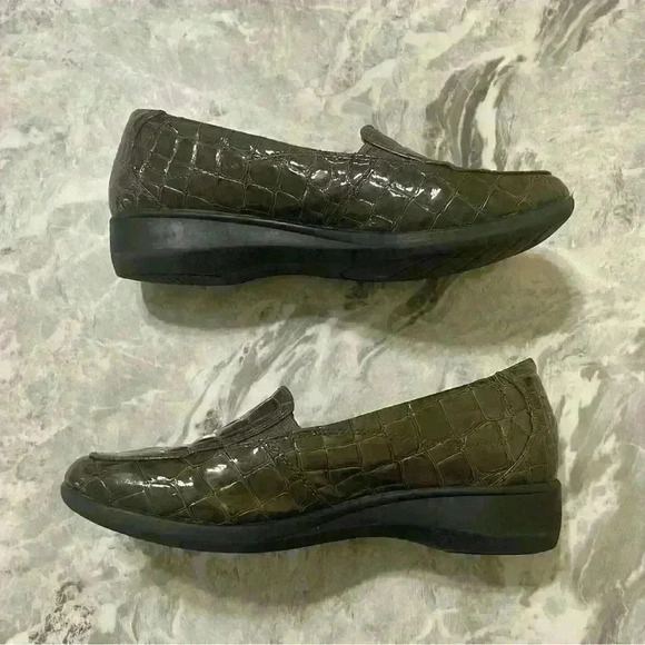 Clarks Collection Womens Gael Angora Loafer Shoes Brown Crocodile Embossed 8M - Picture 3 of 8